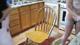 maduros follando en la cocina
