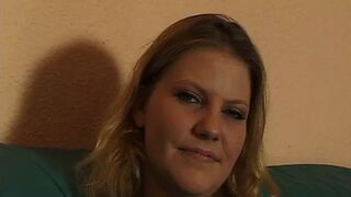 Blonde Teen Solo Masturbation auf der Casting Couch