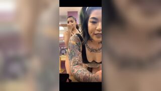 Tattood Asian chick twerks on periscope