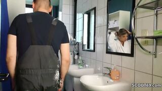 Daughter Seduce to Fuck by Repairman When Step Mom is away