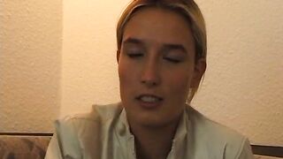 Blondes 18yo teen fingert sich auf einer Couch