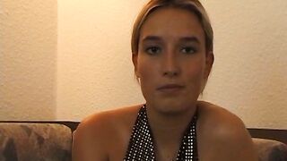 Blondes 18yo teen fingert sich auf einer Couch
